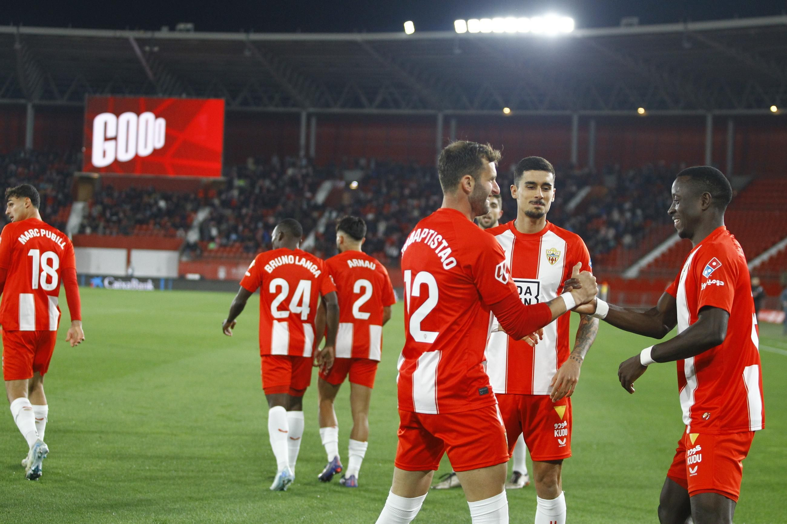 La U.D. Almería se impone por 1-0 al C.D. Mirandés y alcanza la segunda plaza, en imágenes