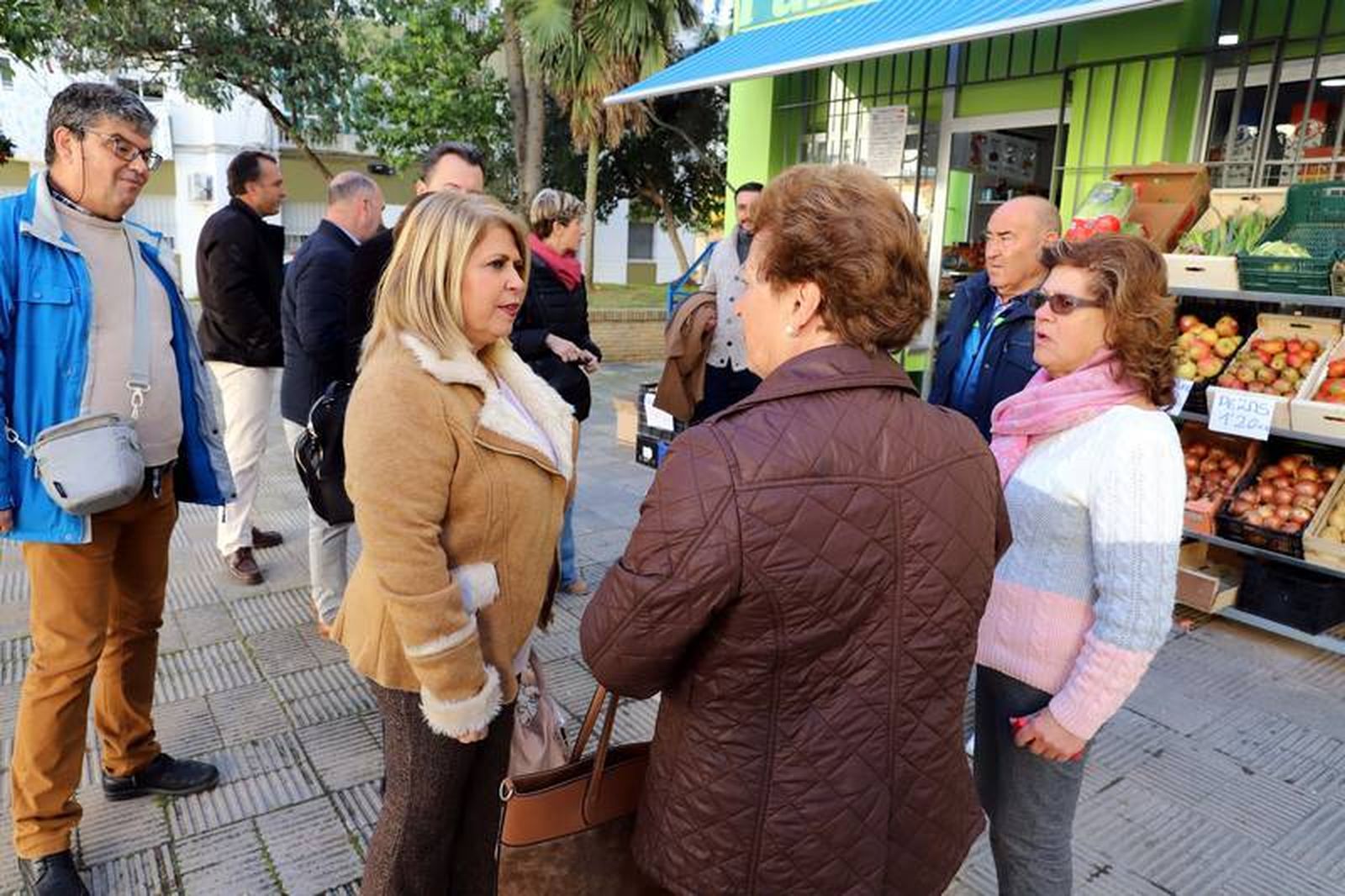 La alcaldesa hablando con vecinos de La Granja.