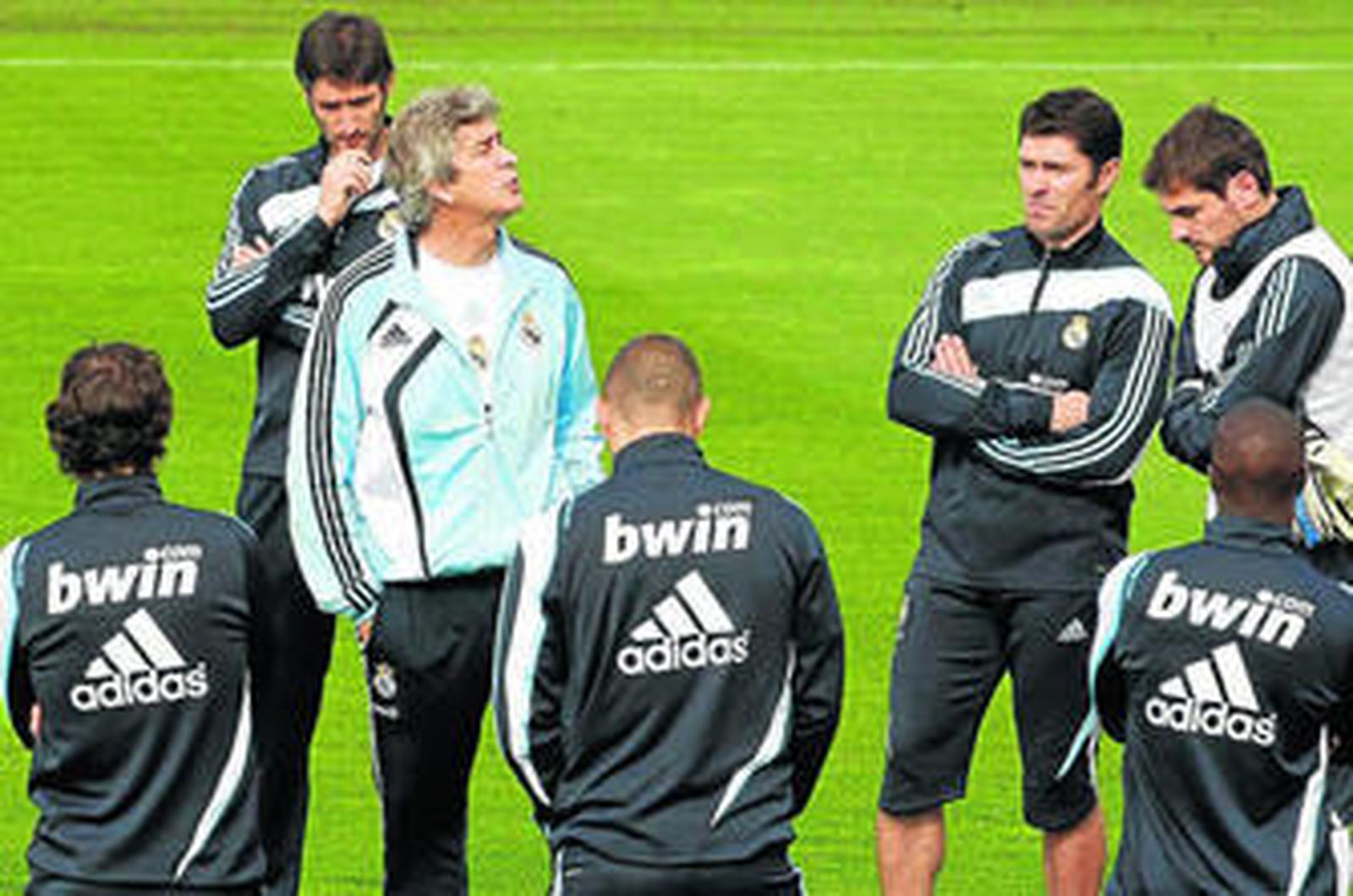 El técnico chileno habla con los jugadores durante el entrenamiento de ayer.