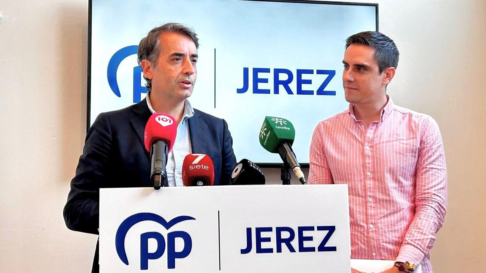 Antonio Saldaña, junto a Jaime Espinar en la rueda de prensa para valorar los presupuestos de la Junta para Jerez. Antonio Saldaña, junto a Jaime Espinar en la rueda de prensa para valorar los presupuestos de la Junta para Jerez.
