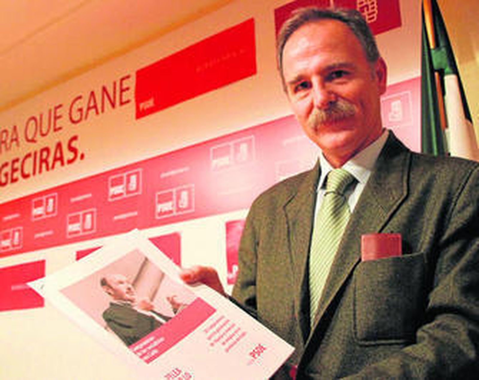 Salvador de la Encina muestra el programa para la provincia, ayer, en la sede del PSOE algecireño.