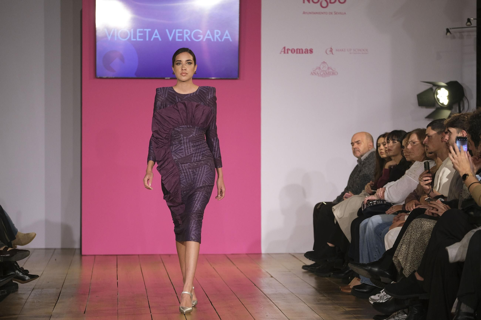 Sobriedad y minimalismo en las invitadas de Violeta Vergara