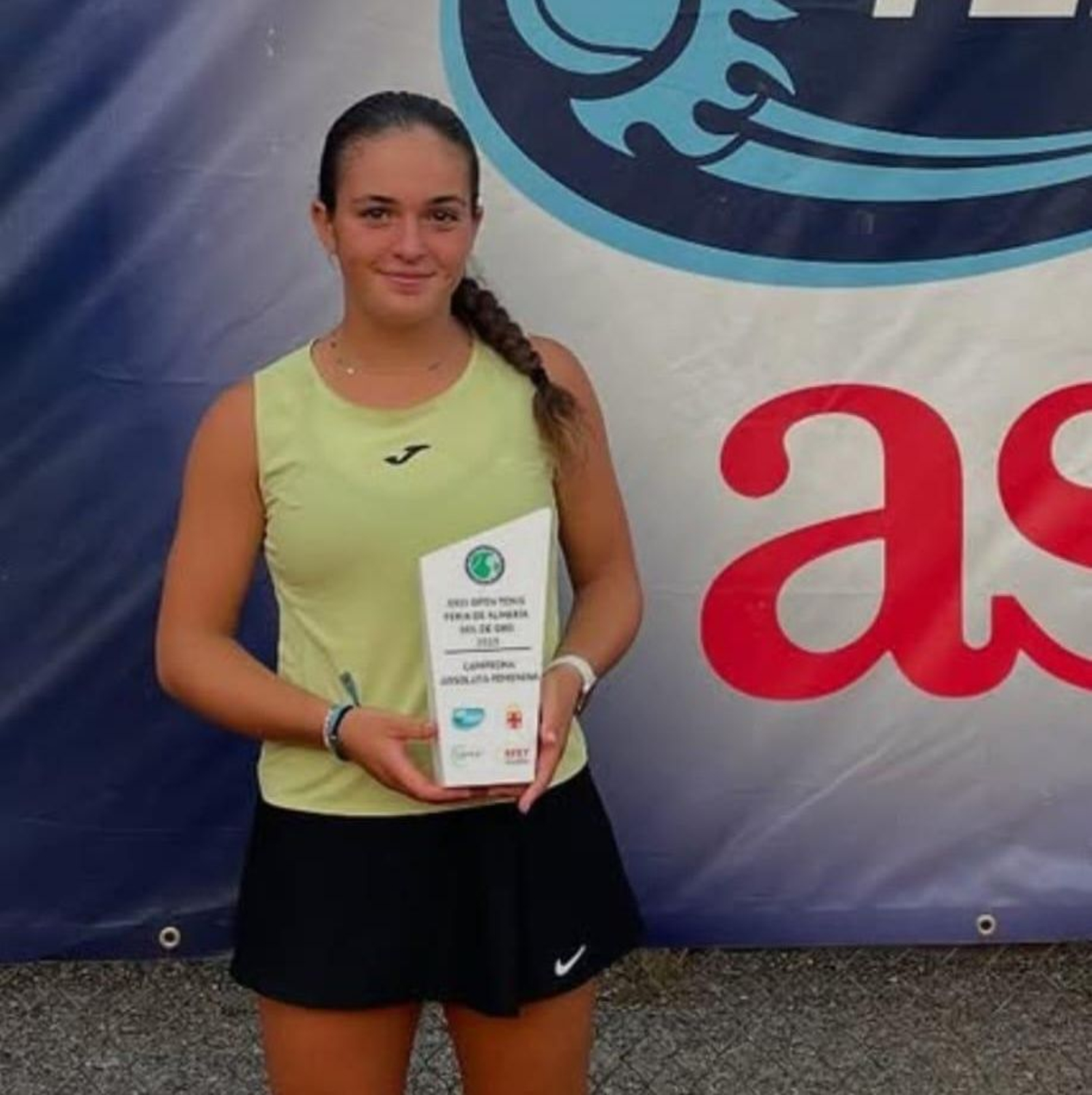 Paula Navarro posa con el título conquistado después de imponerse en la final a María Oliver.