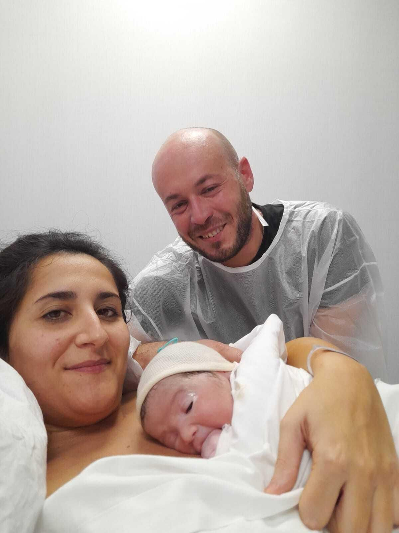 Macarena y Alejandro con su hijo primogénito, el primer bebé de 2023 en Almería