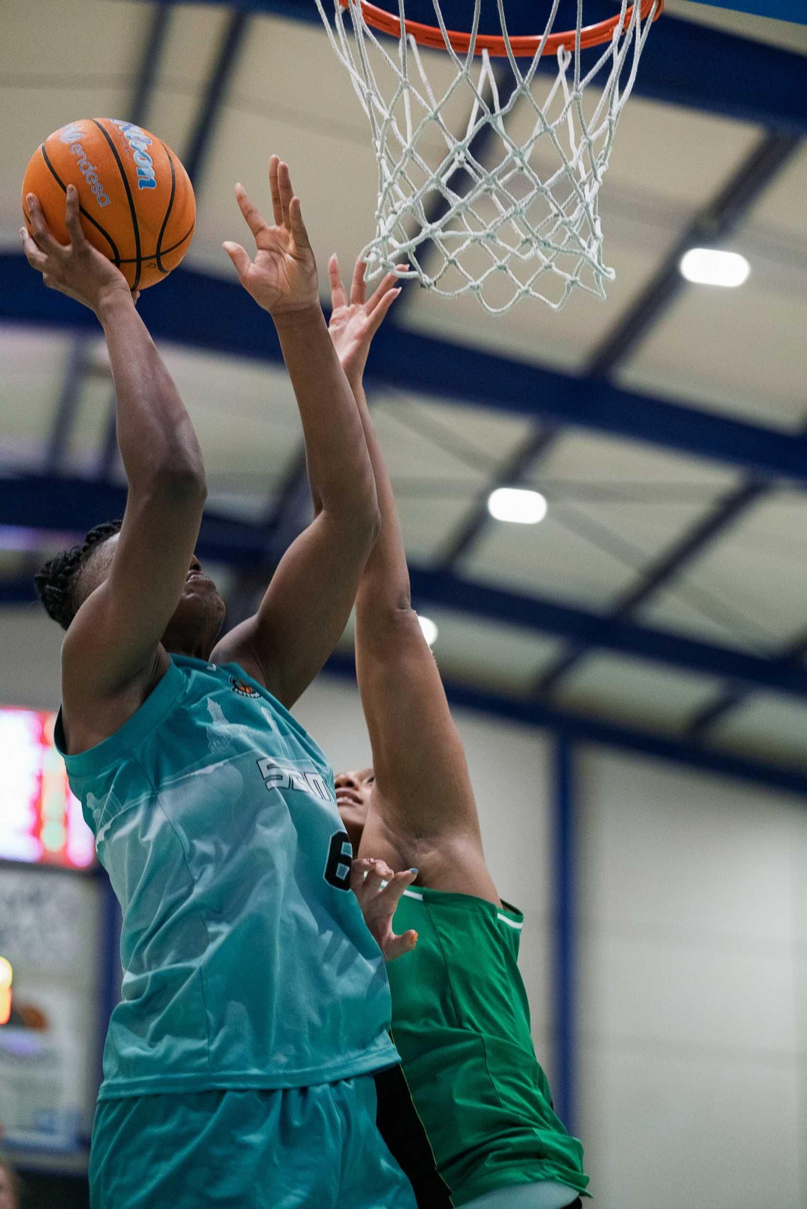 Gran remontada del CAB Estepona ante el Joventut (66-62)