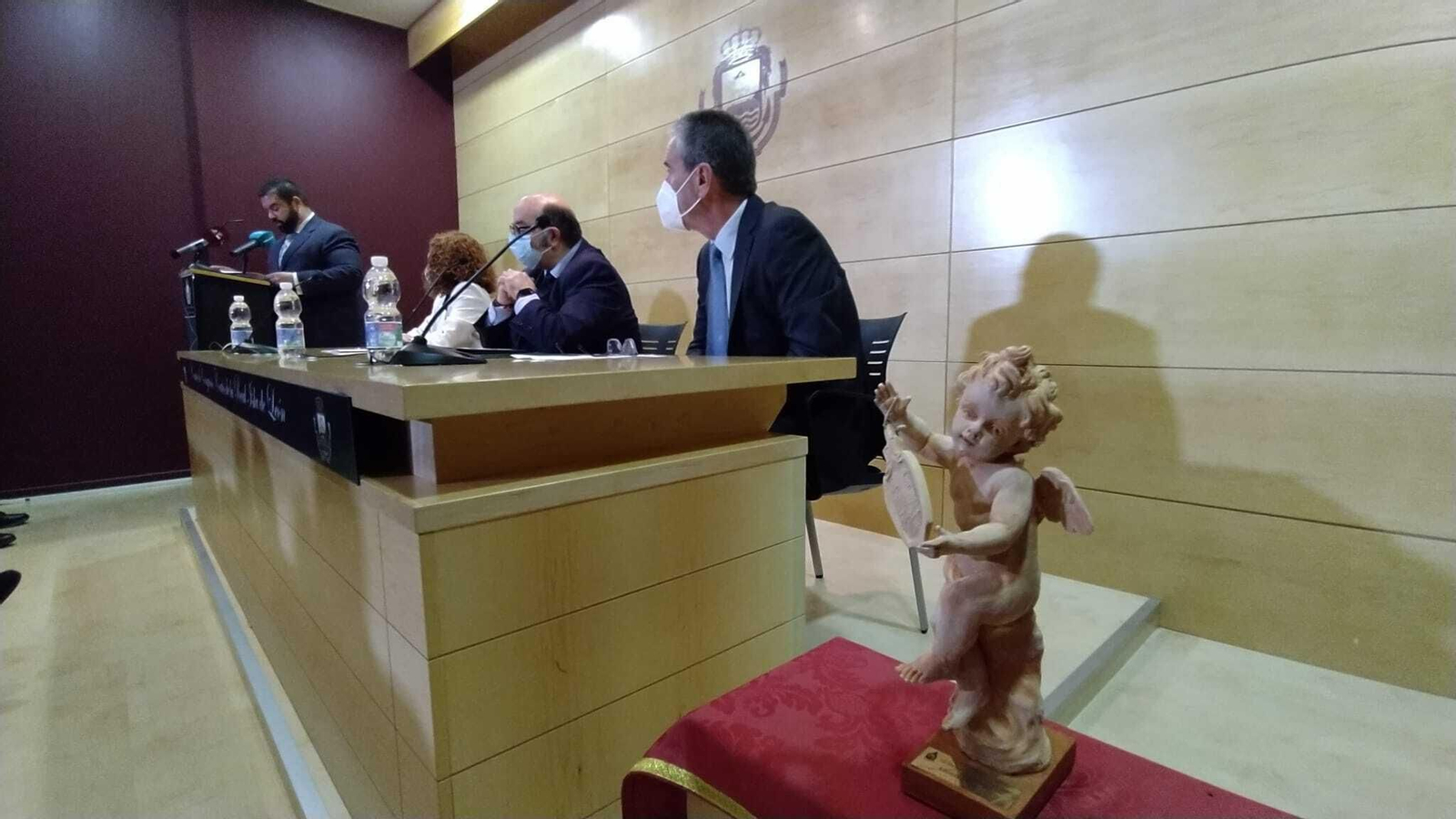 Acto de entrega del galardón cofrade La Venera al archivo Quijano.
