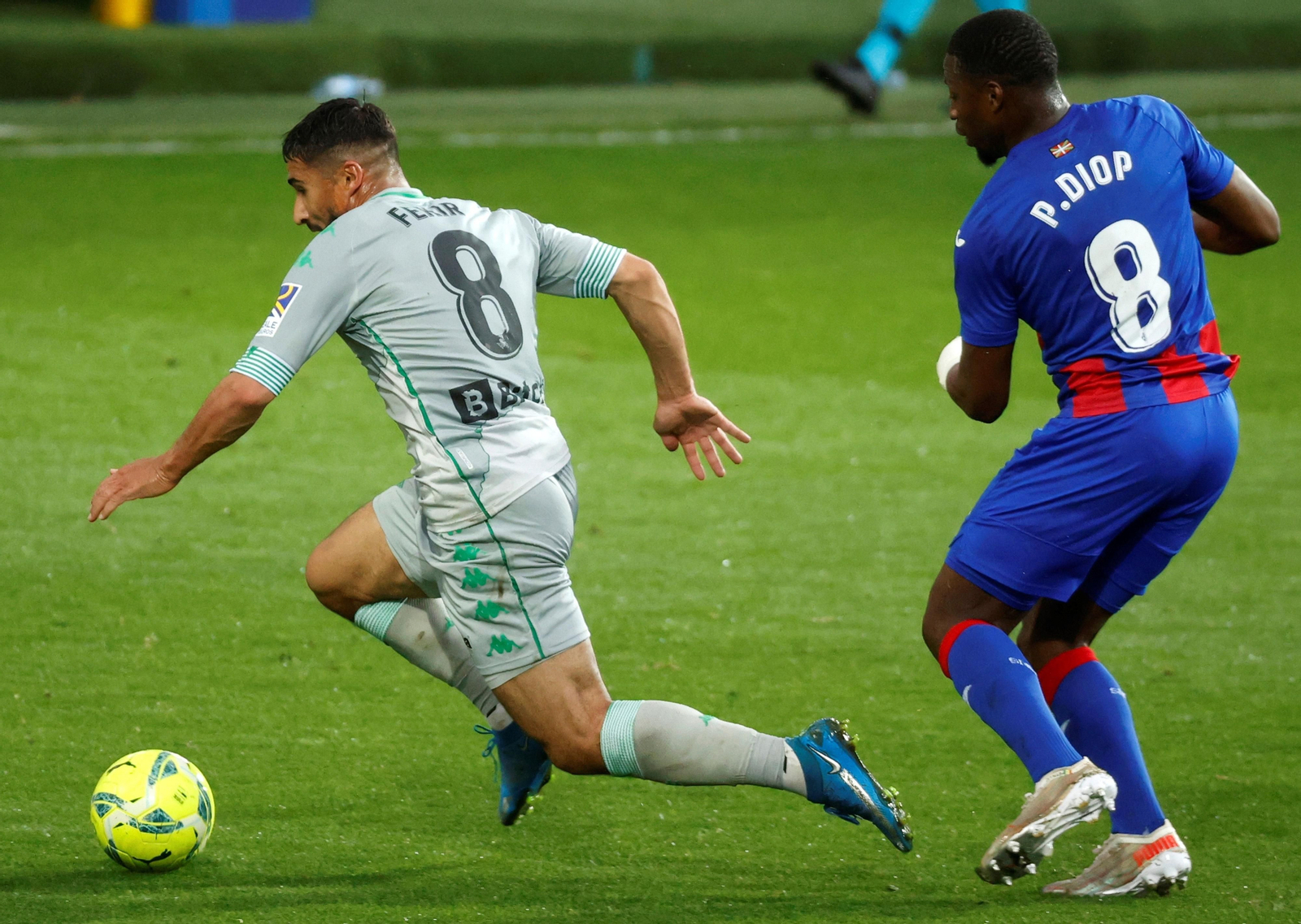 Fekir protege el balón ante Diop.