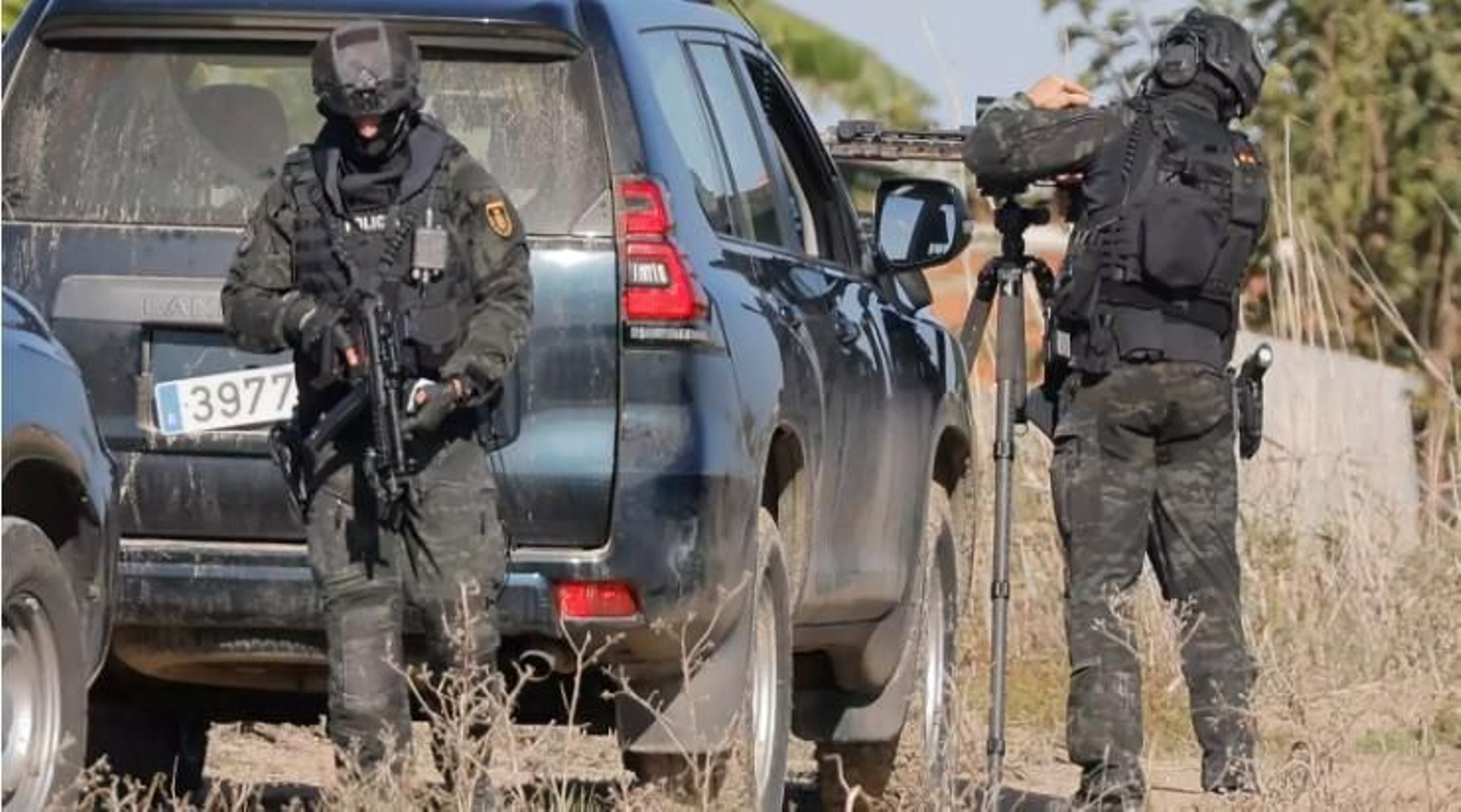 Unos agentes de los GEOS preparándose para entrar a la nave donde se produjo el tiroteo en Isla Mayor