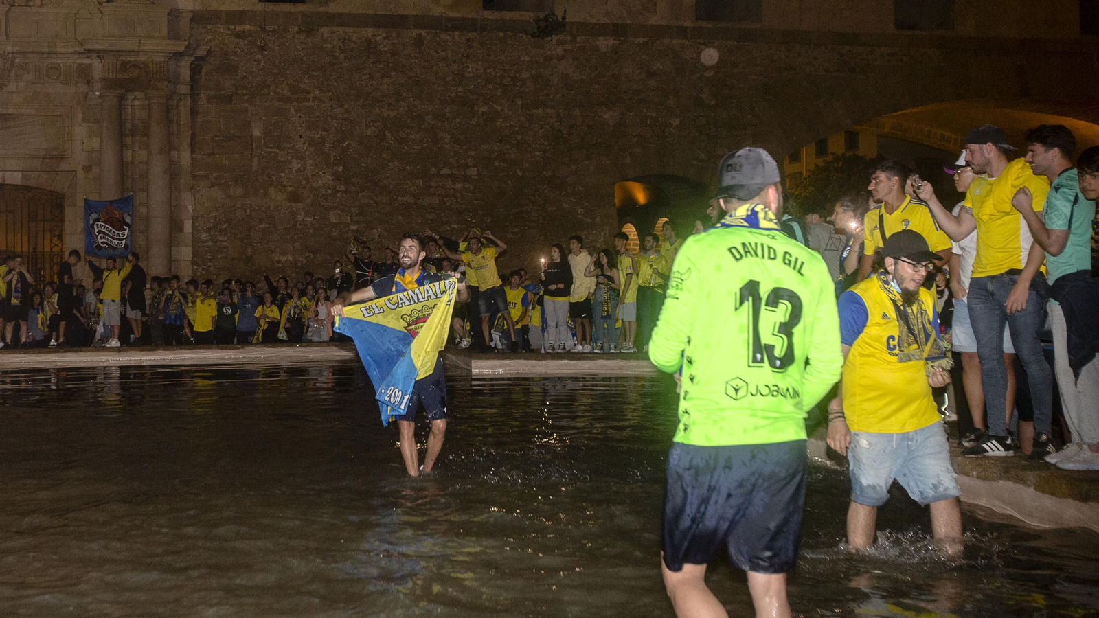 En imágenes el encuentro de los jugadores del Cádiz C.F. y la afición en las Puertas de Tierra.