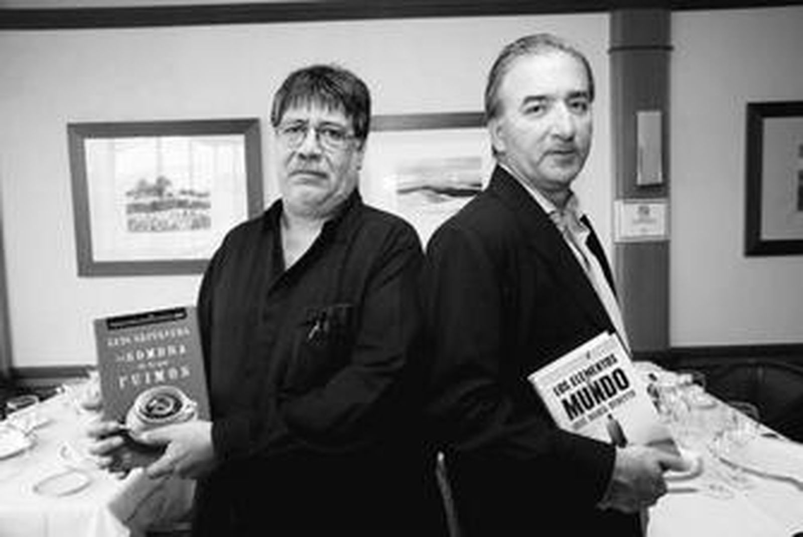 Luis Sepúlveda y José María Beneyto, con sus novelas galardonadas.