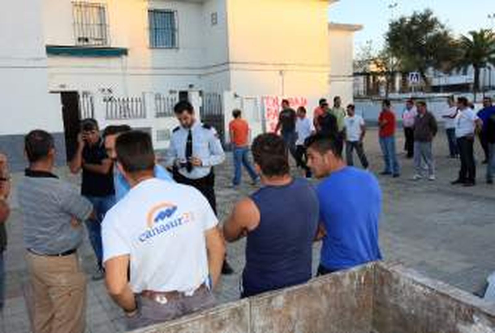 Los desempleados de San Benito paran las obras de las casitas bajas