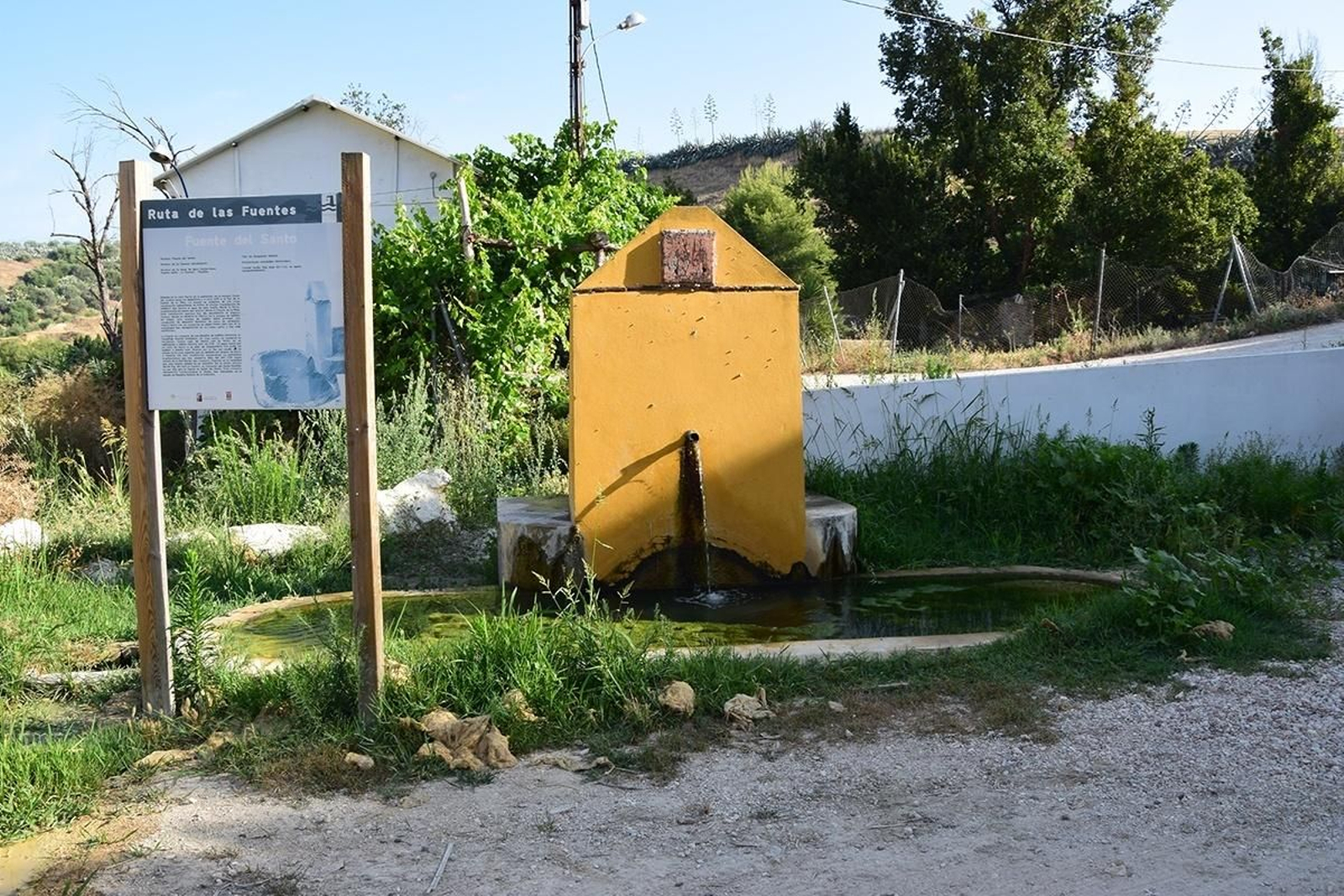 Fuente del Santo de Santaella, incluida en las rutas de la localidad.