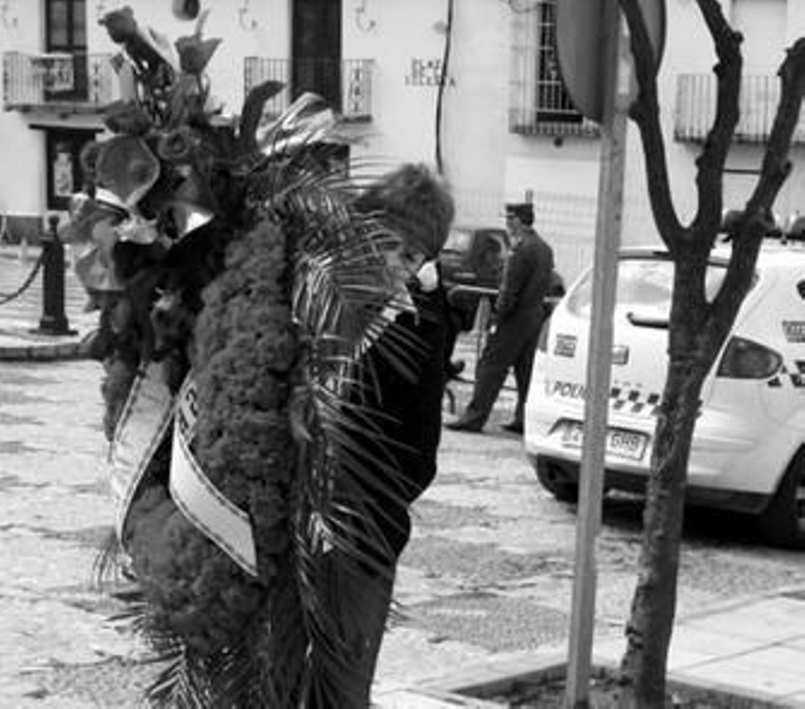 Una mujer porta una corona de flores en memoria de José Vázquez.