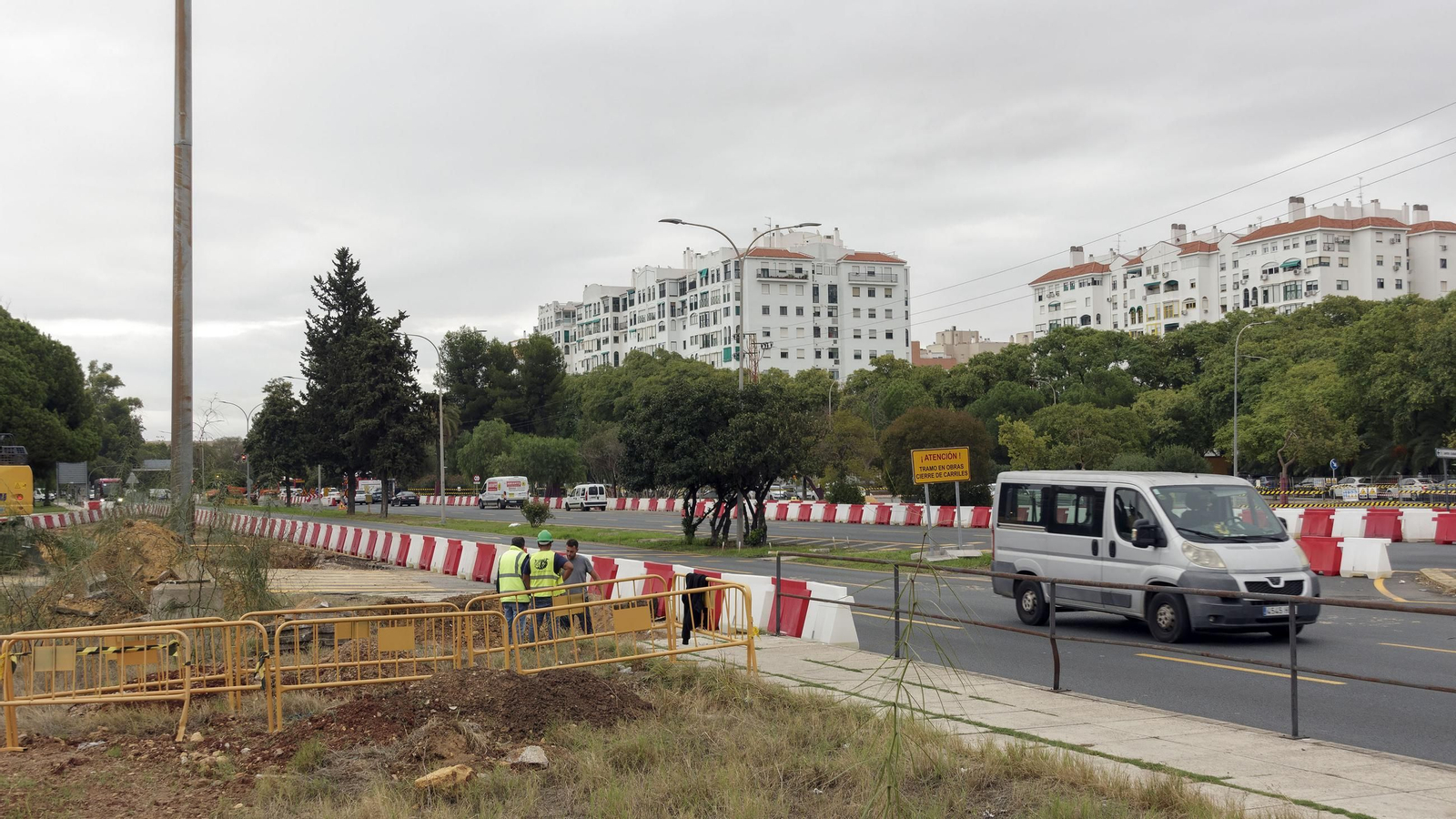 Obras de la construcción del carril del tranvibus que conectará Santa Justa, Sevilla Este y Torreblanca