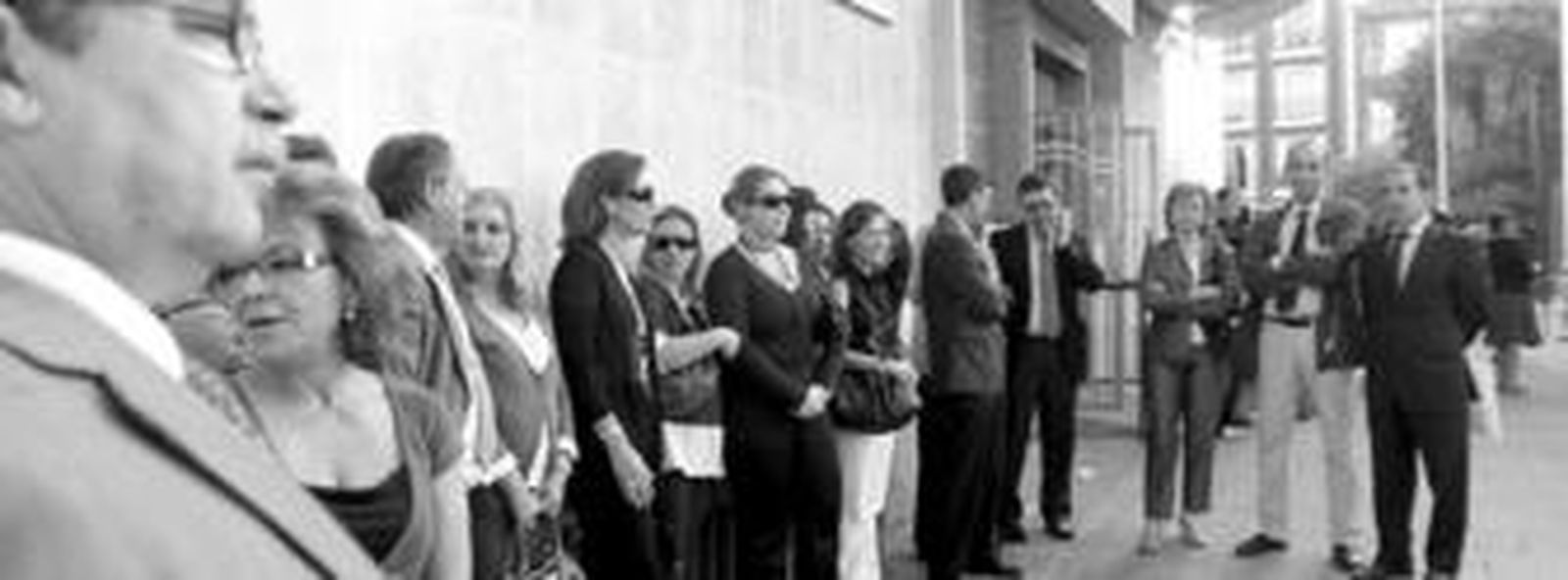 Secretarios judiciales de Huelva y de otros partidos, ayer durante la concentración que protagonizaron a las puertas de la Audiencia Provincial. .