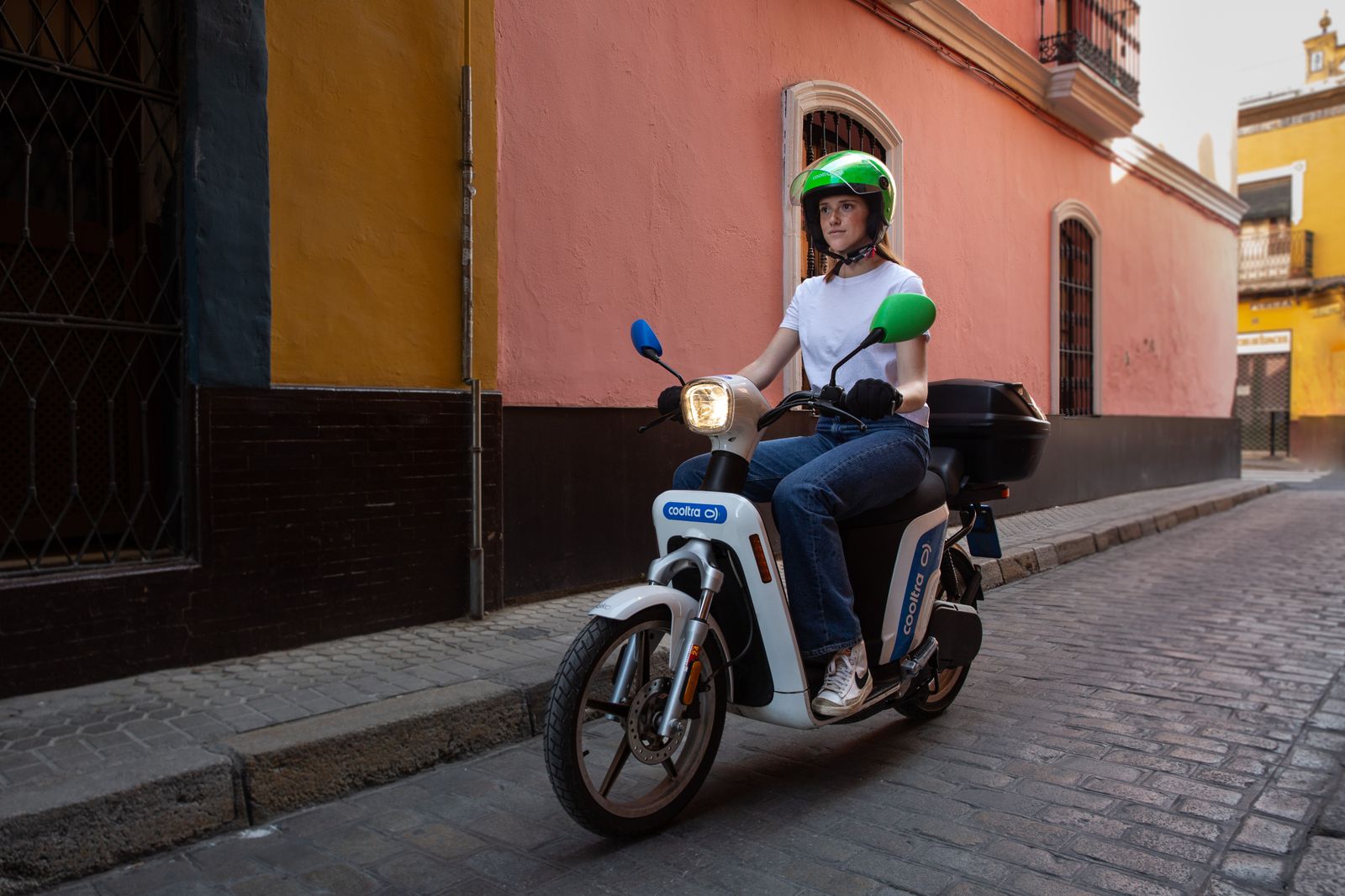 Cooltra cierra 2023 con 1 millón de Km recorridos en Sevilla y 80 toneladas de C02 ahorradas