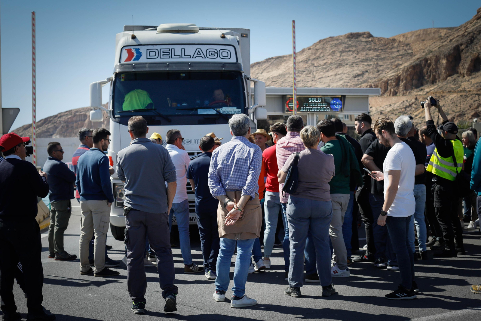 Los agricultores colapsan el puerto de Almería