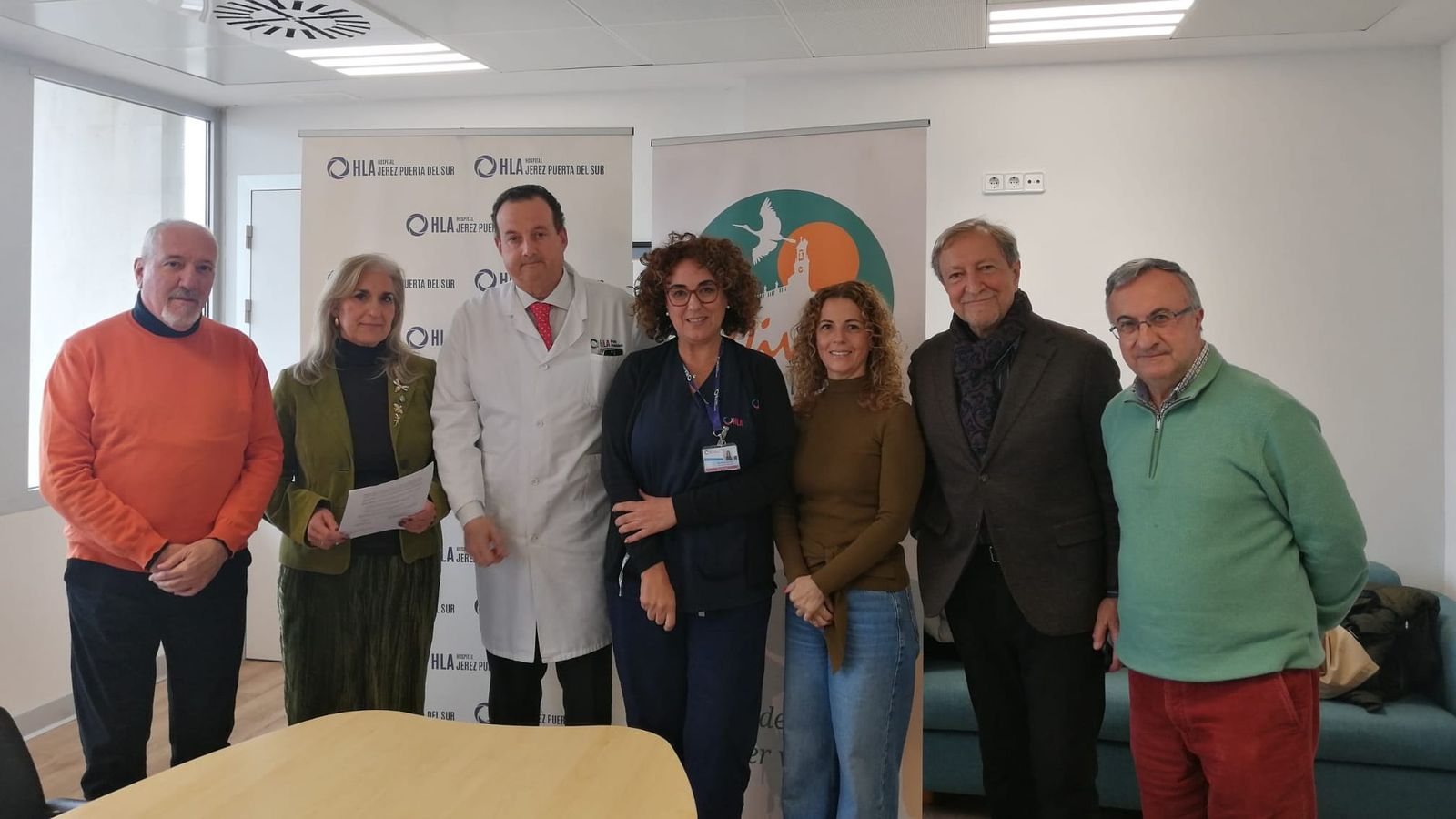 El hospital HLA Jerez Puerta del Sur y la Asociación Unidos por Santiago firman el acuerdo de colaboración.