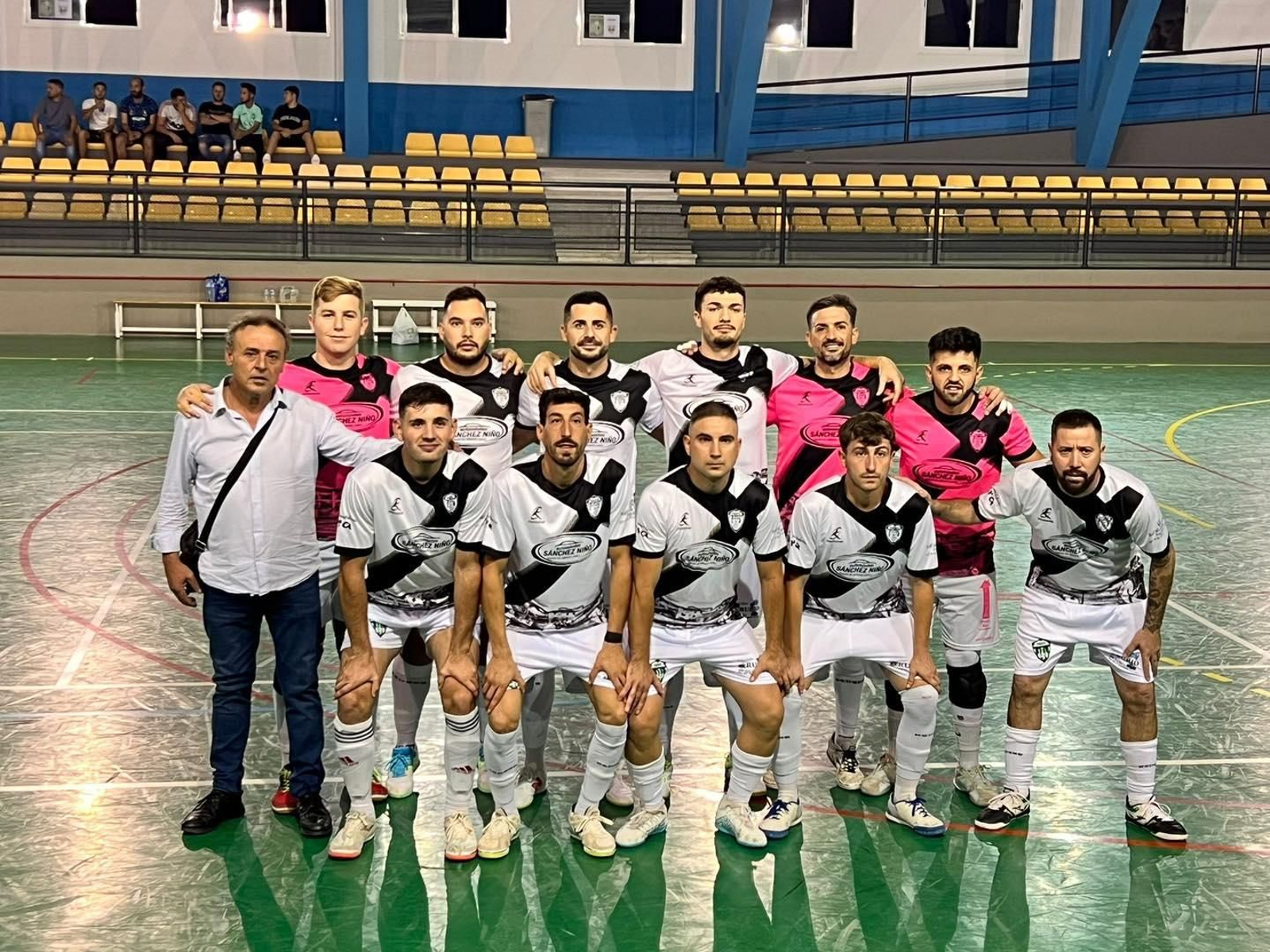 El plantel puenteño junto a su entrenador Juanjo.