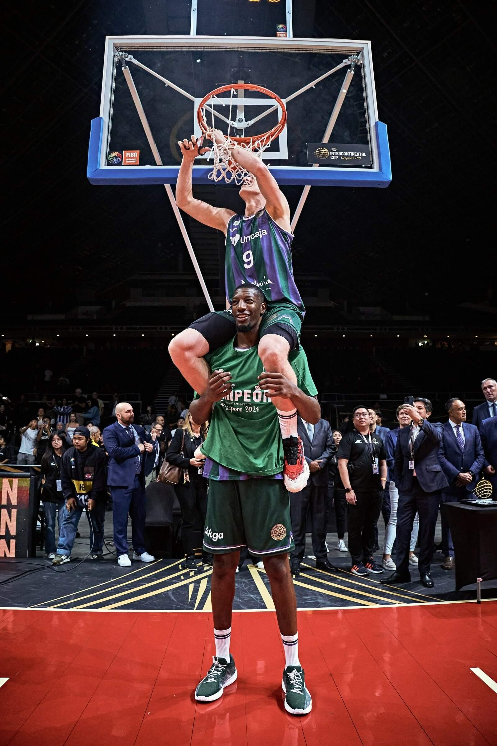 Las fotos de la celebración del Unicaja tras ganar la Copa Intercontinental