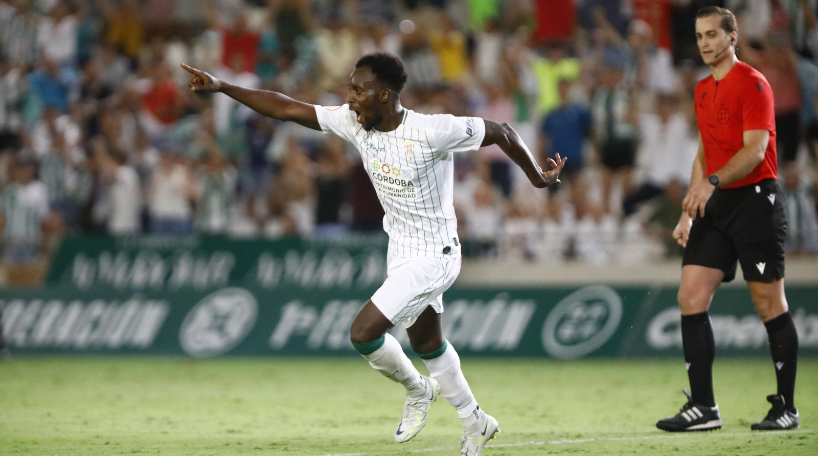 Alberola Rojas presencia la celebración del gol de Diarra al Fuenlabrada.