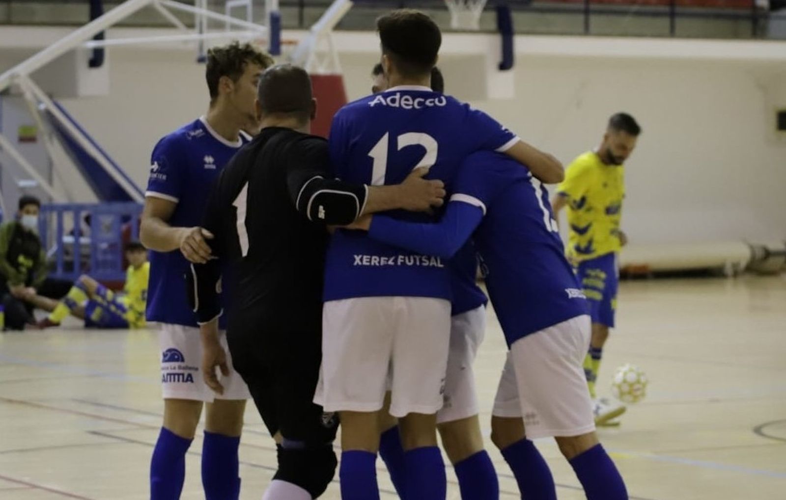 Los jugadores del Xerez Toyota Nimauto celebran el empate a dos.
