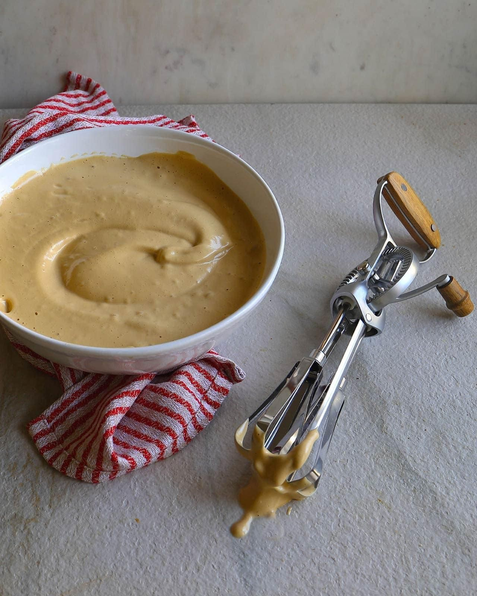 Tarta de chocolate sin harina con crocanti de avellanas.