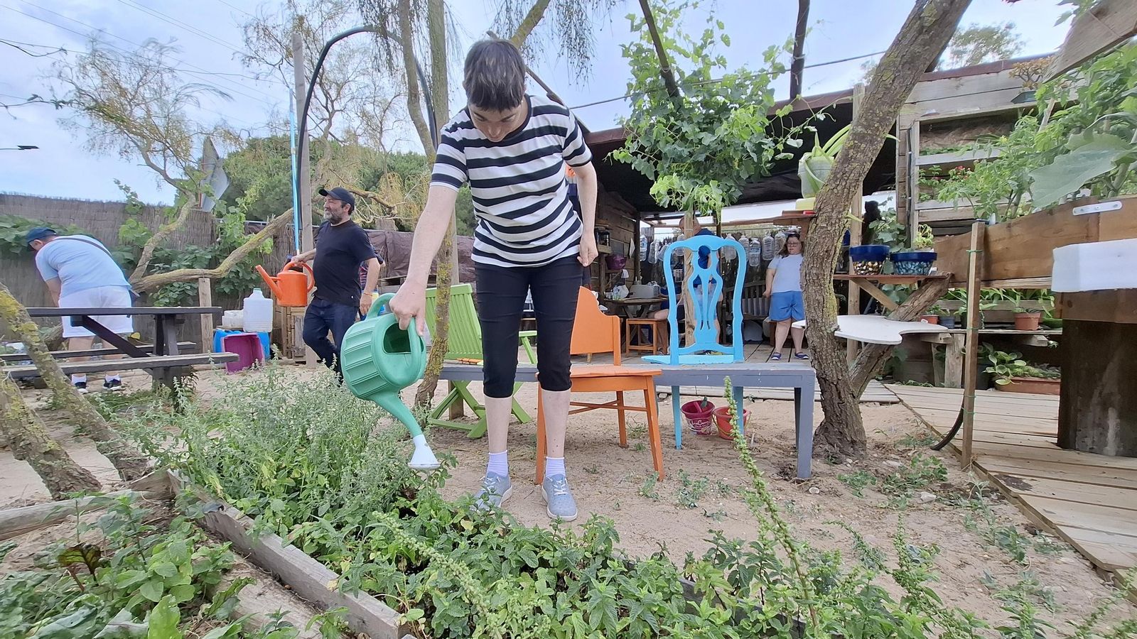 Carmen Mari, usuaria de Las Canteras, riega las plantas