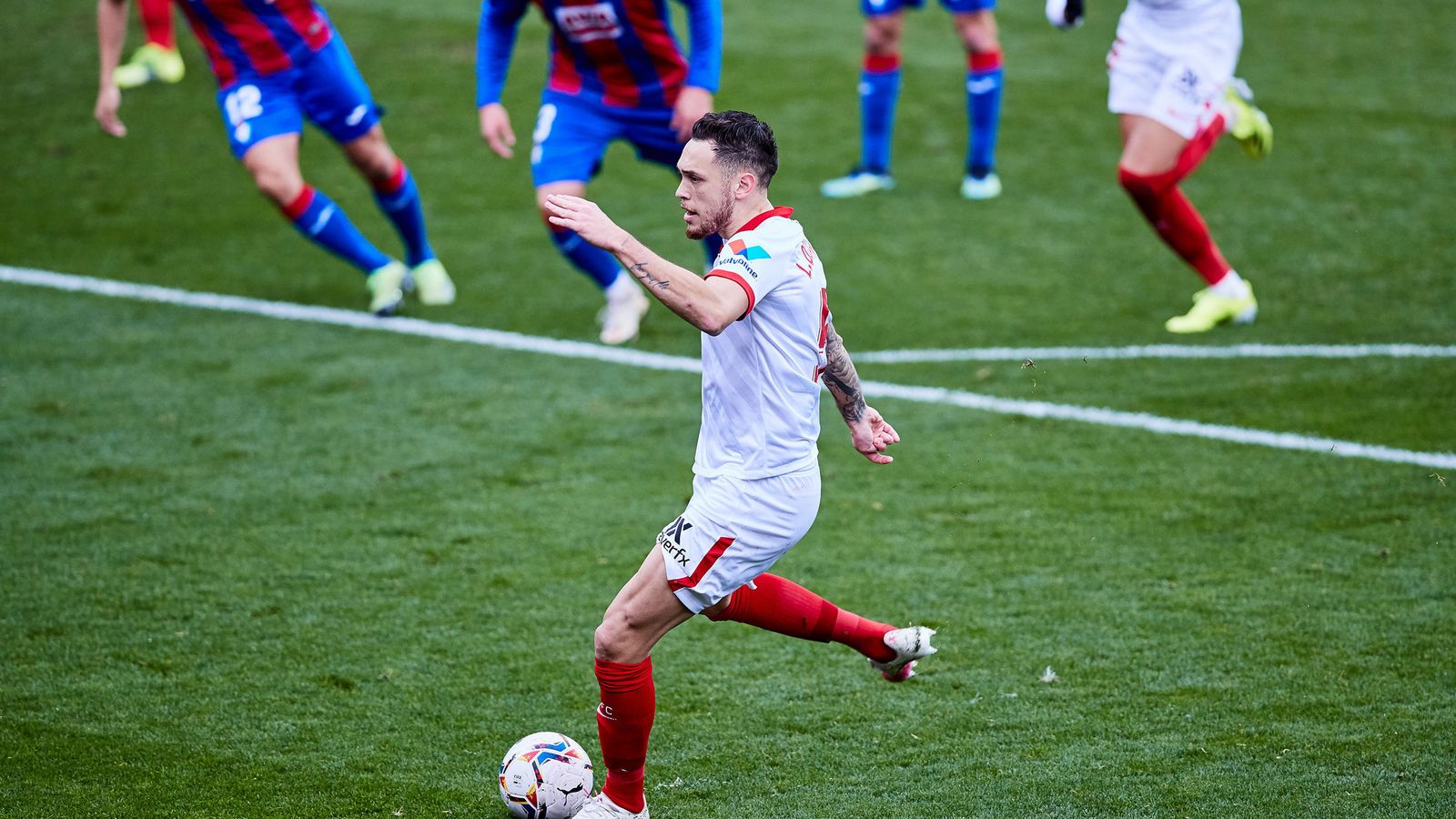 Ocampos ejecuta el penalti con la cabeza arriba.