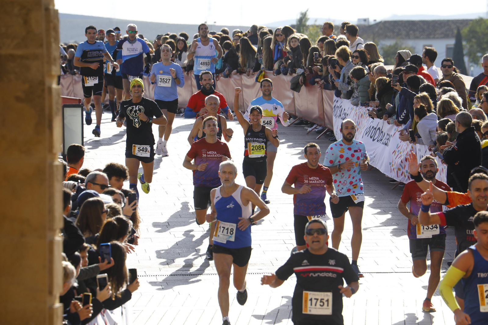 La gloria de cruzar la Puerta del Puente: imágenes de la meta de la 36 Media Maratón de Córdoba