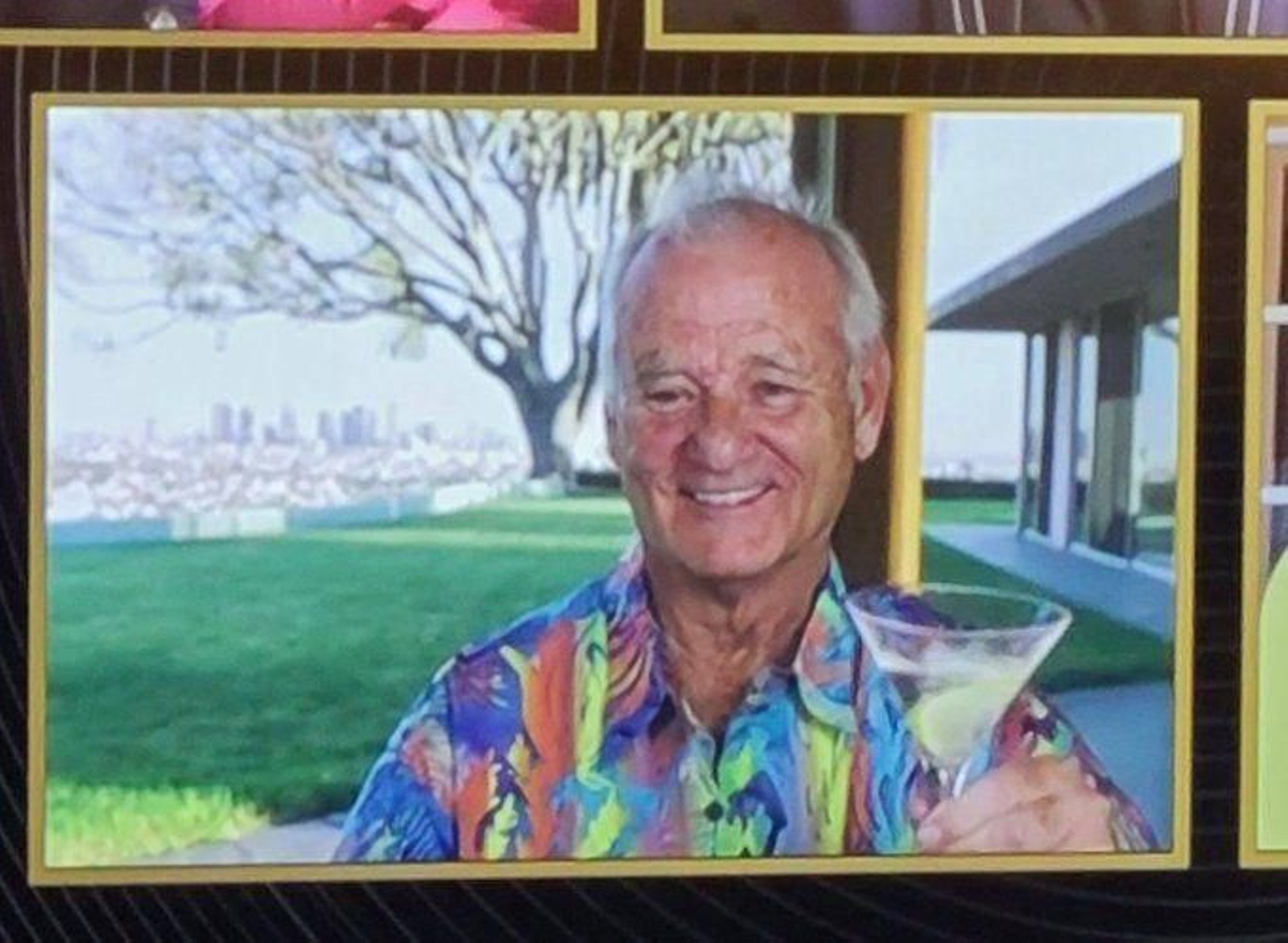 Bill Murray, celebrando con una copa... y una camisa a todo color.