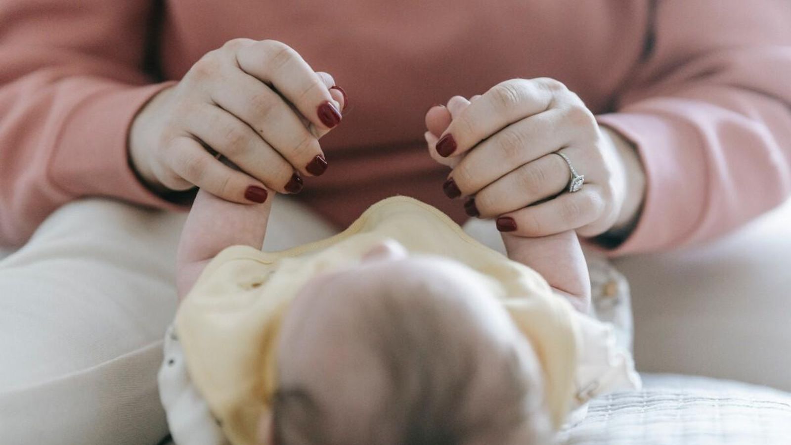 Una madre, cuidando de su bebé