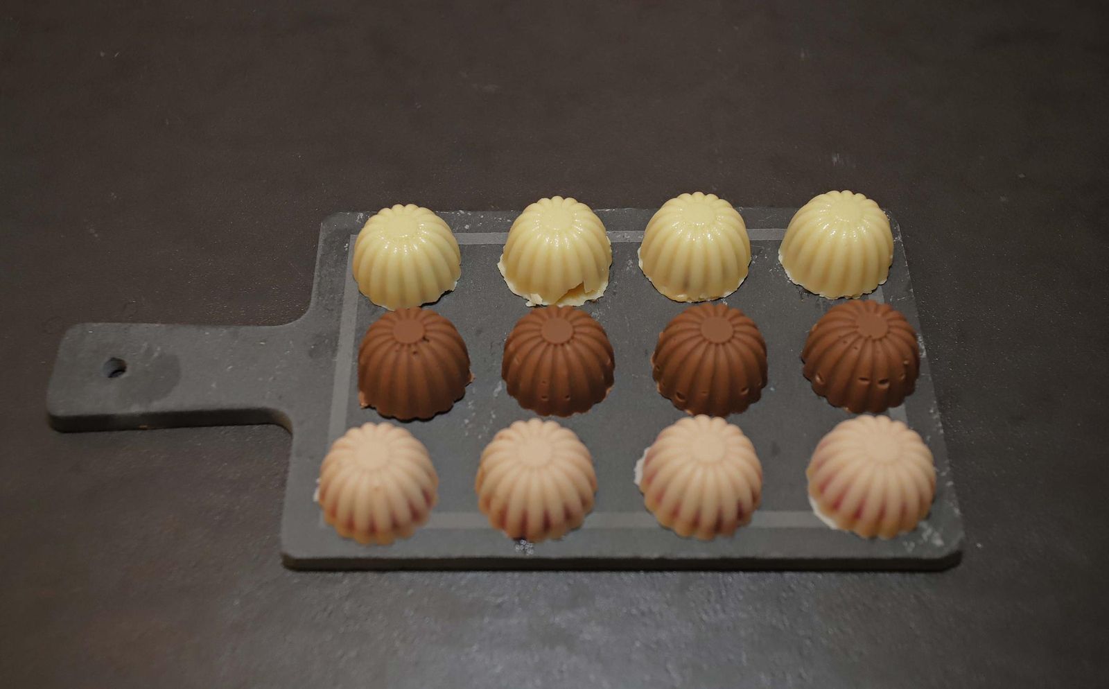 Mariana Cardoso prepara bombones rellenos artesanos en 'El lugar que no existe', en imágenes