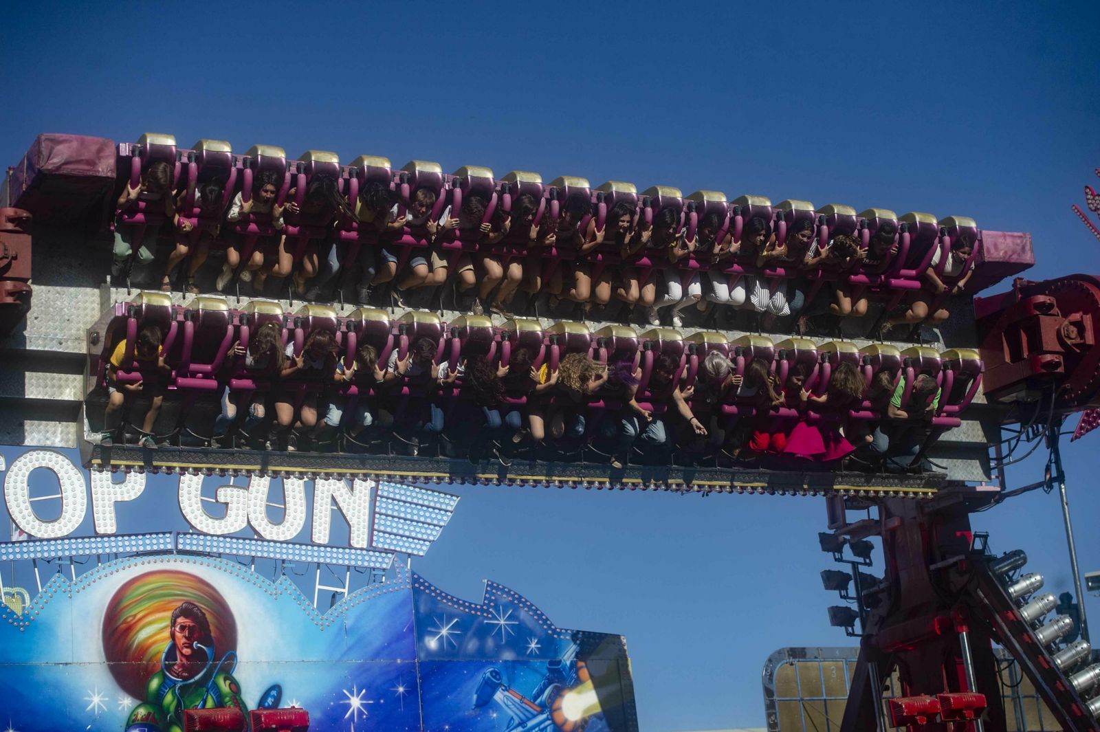El botellón y la calle del Infierno de la Feria, en imágenes