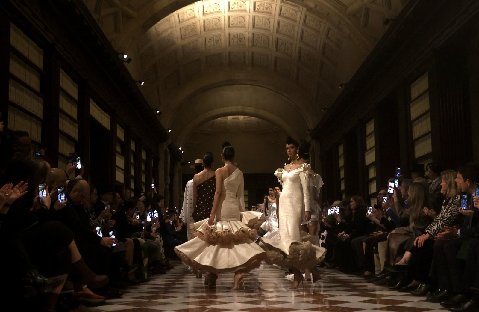 Desfile de Juana Martín en el Archivo de Indias de Sevilla