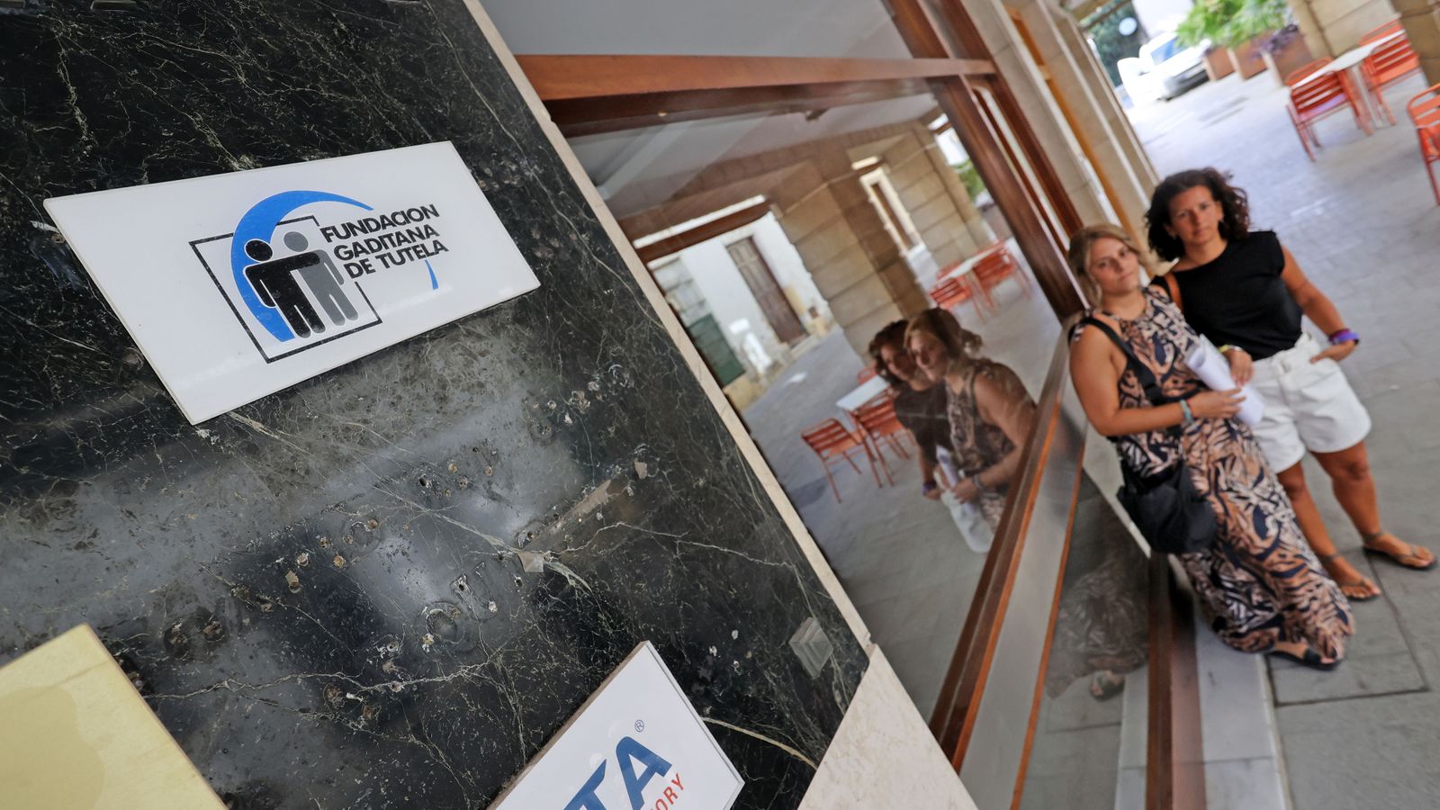 Patricia Gago y Arancha González, en la puerta de la sede de la Fundación en Jerez.