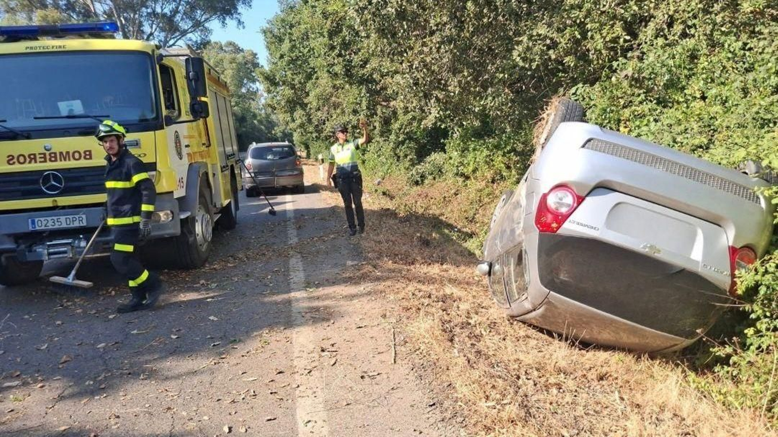 Vuelco de un coche en la A-405 a la altura de Los Barrios sin heridos graves.