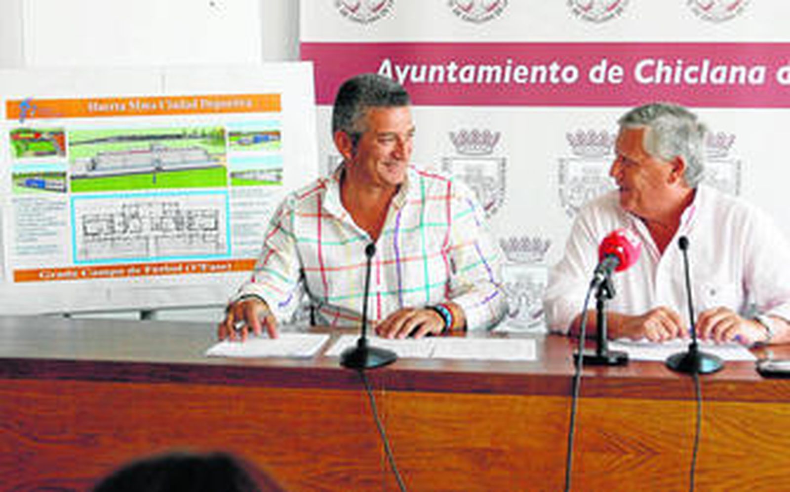 El alcalde con el delegado de Deportes, ayer durante la rueda de prensa en el Ayuntamiento.