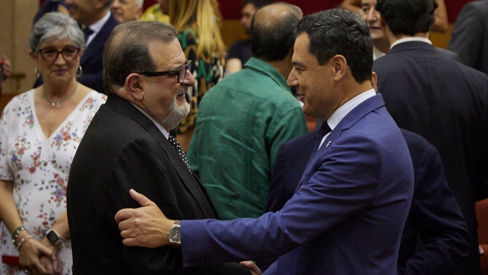 Juanma Moreno saluda a José Rodríguez de la Borbolla Juanma Moreno saluda a José Rodríguez de la Borbolla