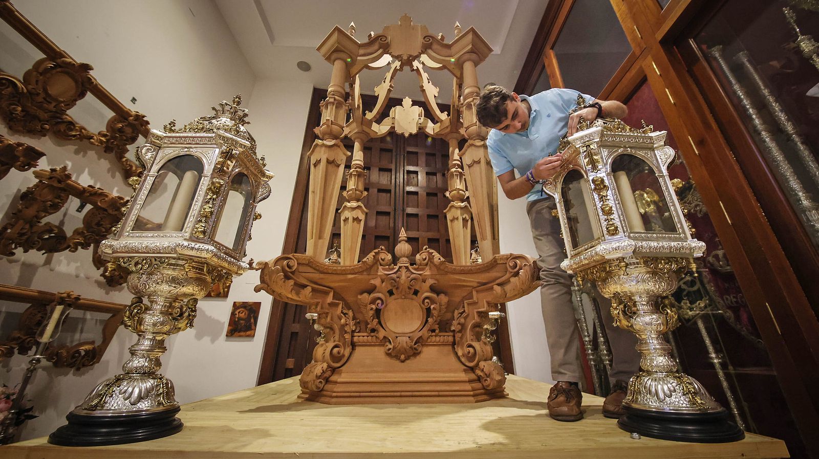 Preparando el nuevo paso de la custodia del Corpus de Minerva.