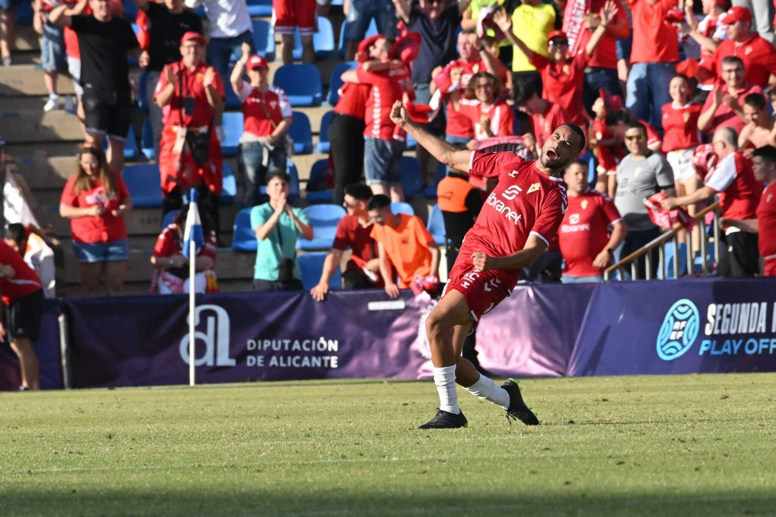 Pablo Ganet celebra el gol que da el ascenso a Primera RFEF al Real Murcia.