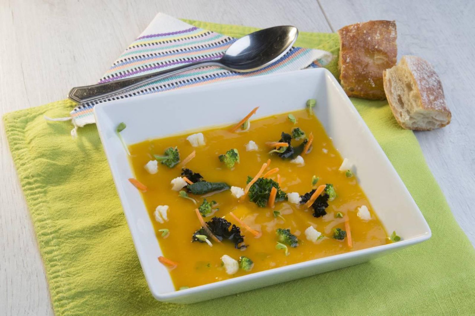 Crema de calabaza con kale rojo.