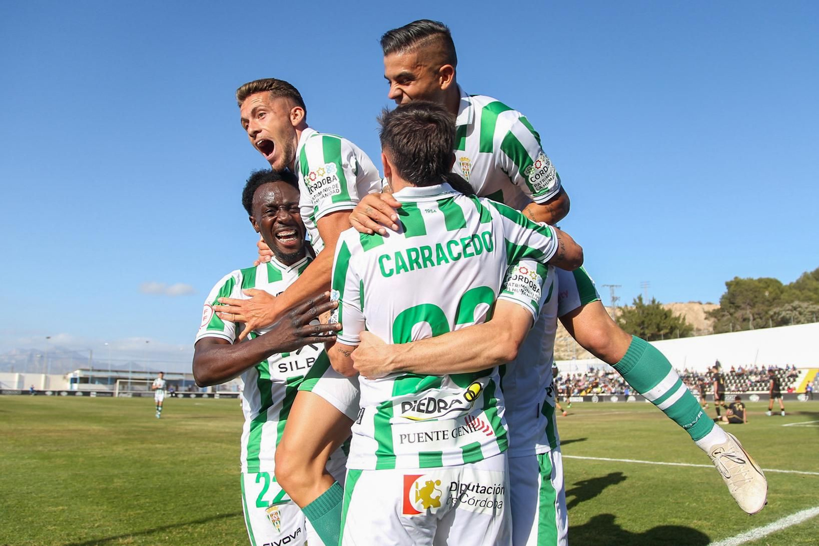 Los jugadores del Córdoba celebran el gol de Albarrán en Alicante.