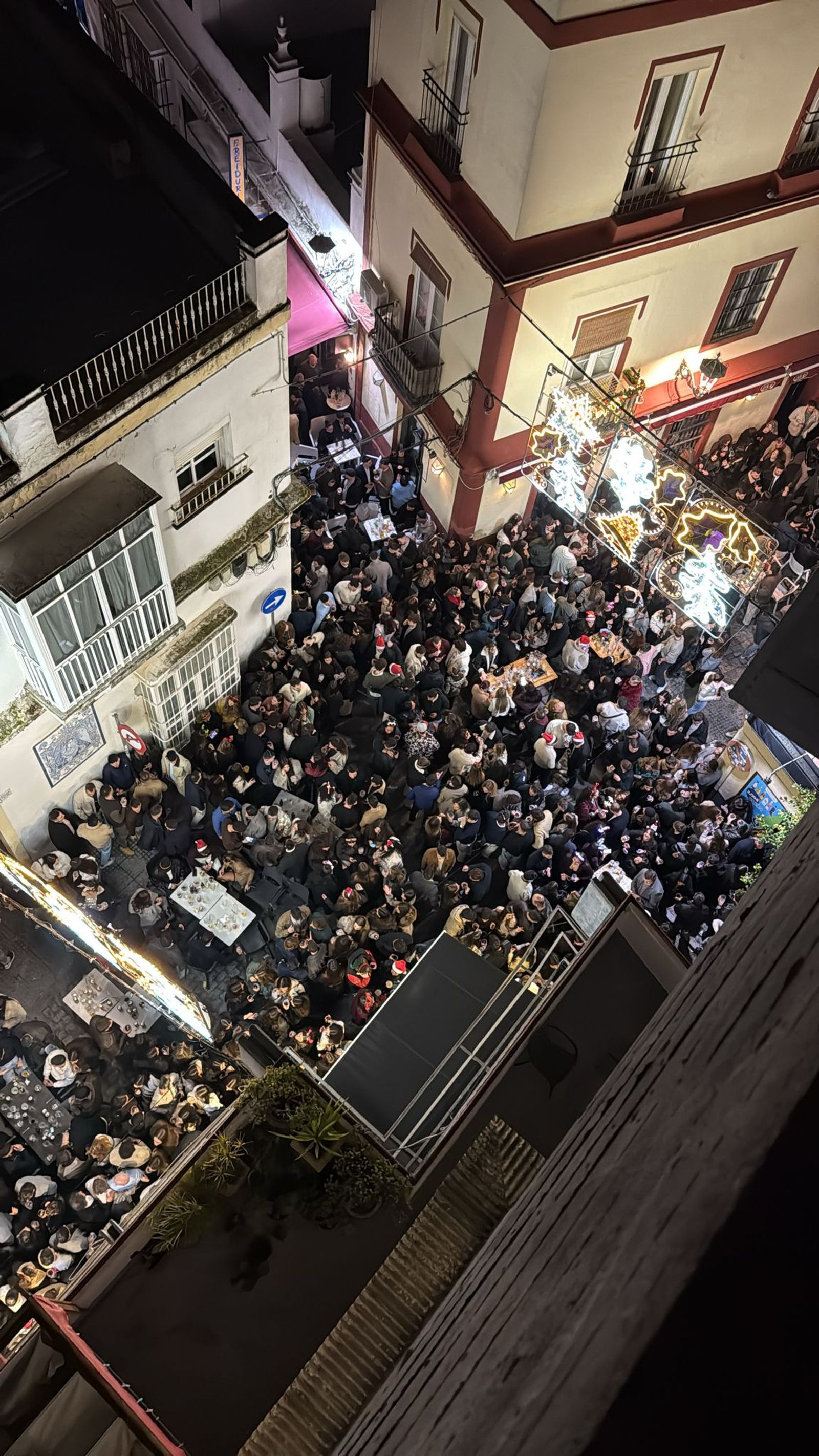 Aspecto del entorno de las calles Las Cortes y Cervantes durante la pasada Nochebuena.