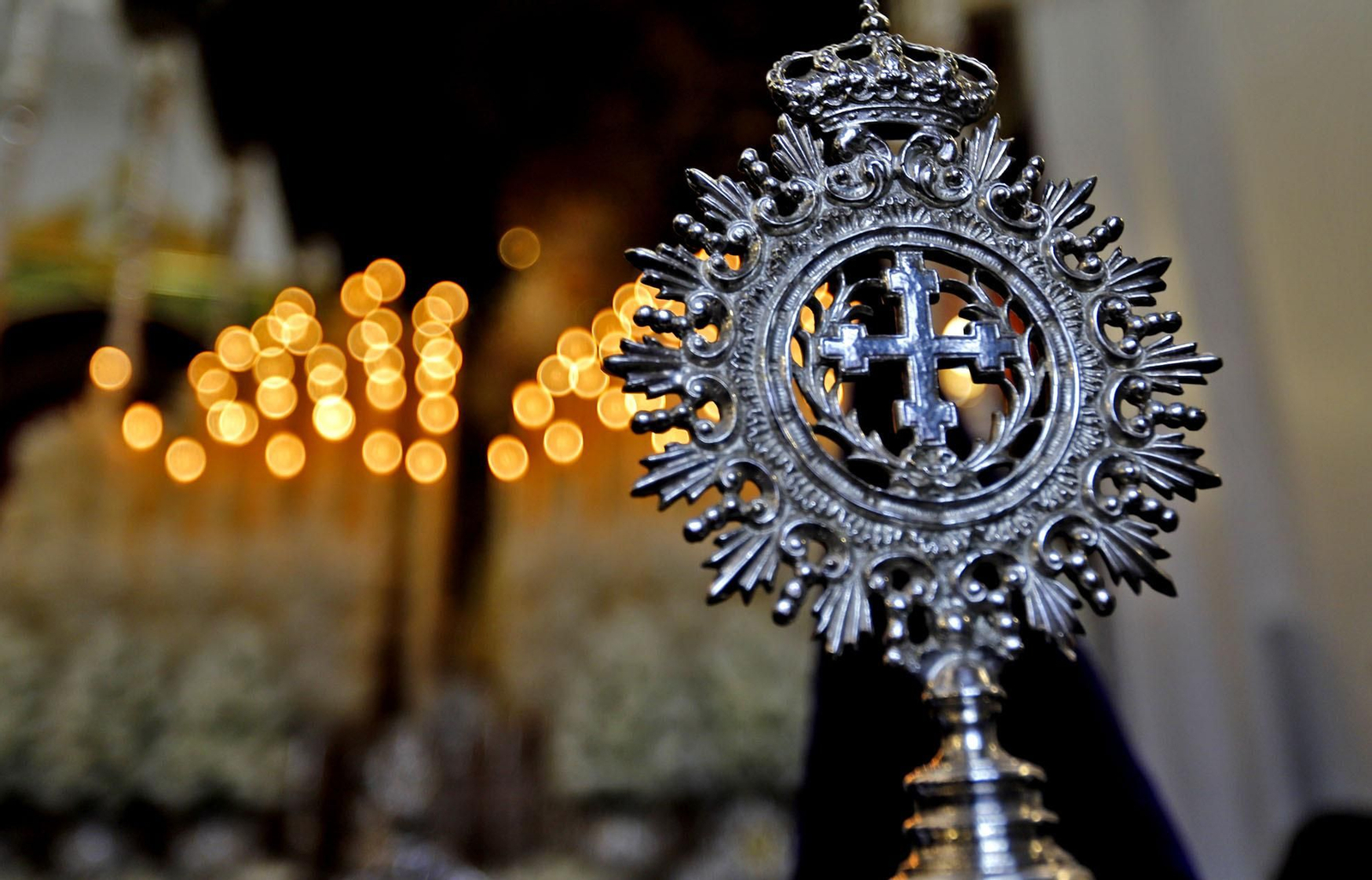 Imágenes de la estación de penitencia de la Hermandad de La Esperanza de Huelva