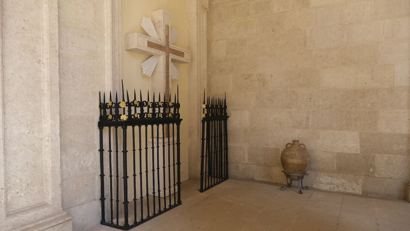 Rejas del siglo XVIII del Altar Mayor rodean la Cruz.