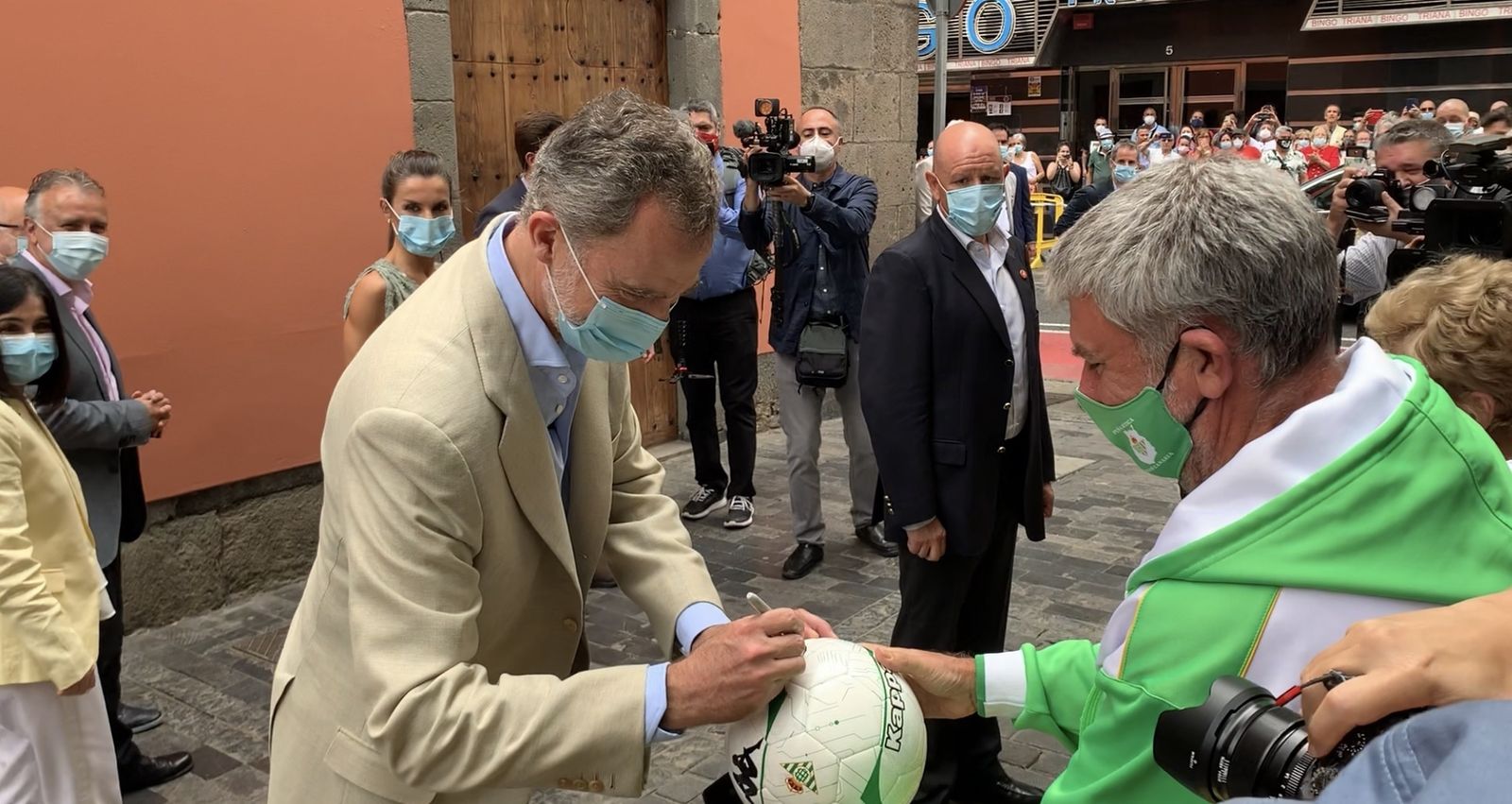 El Rey firma un balón al bético de Canarias