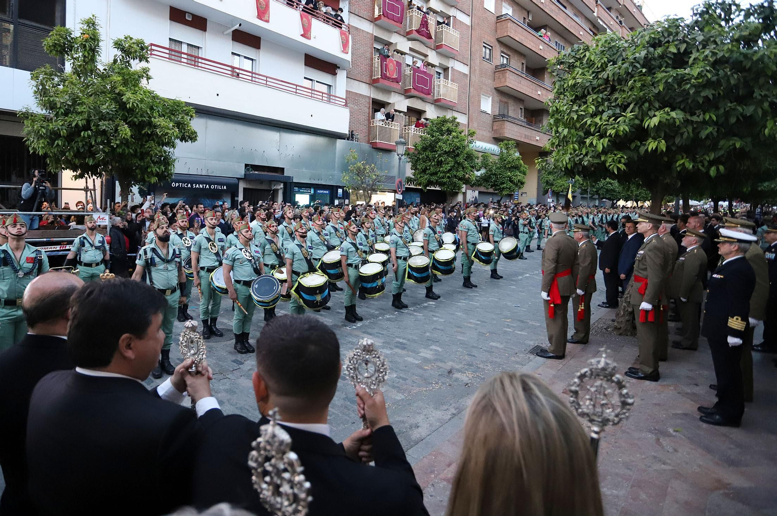 La Legión acompaña al Cristo de la Vera+Cruz en su procesión por Huelva, en imágenes