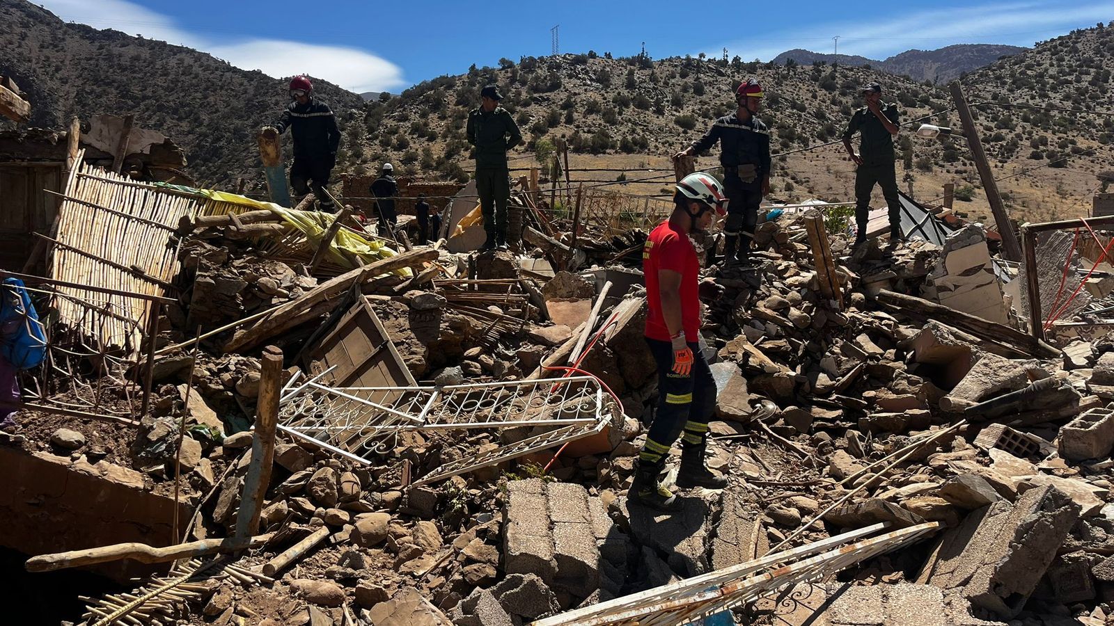 Los efectivos de Huelva unidos a Bomberos para el Mundo en Marruecos trabajan para encontrar supervivientes