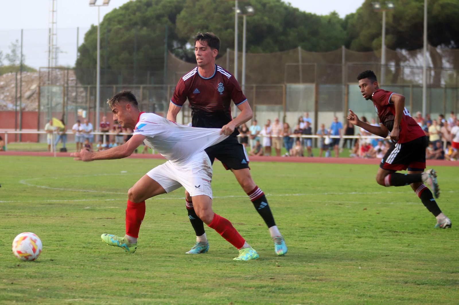 Imágenes del Recreativo de Huelva-Sevilla At en el Memorial Manuel González Rodríguez de Punta Umbría